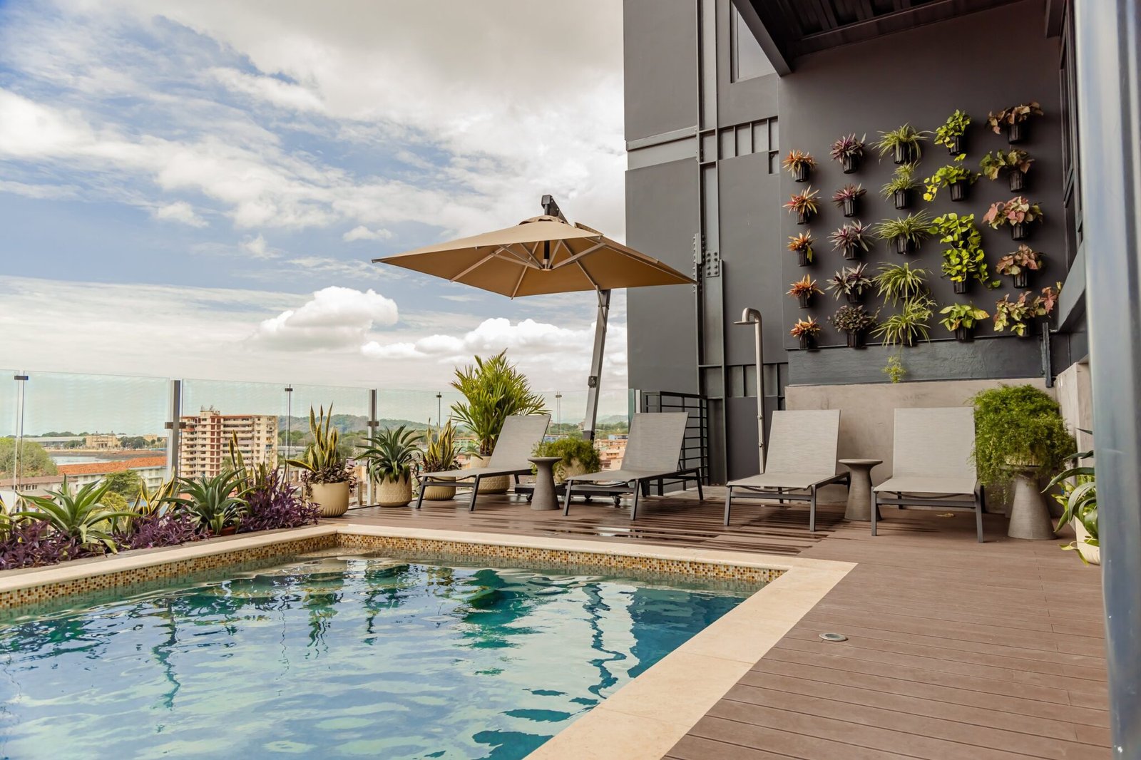 Piscina con vista a Ciudad de Panamá